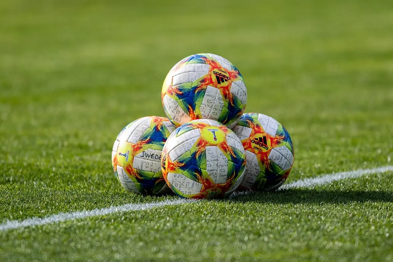Målbonanza i Sandviken, stærk udesejr på Hisingen og dramatiske kort i Örebro – Superettan 2025 runde 17 samlet af svenskfodbold.dk