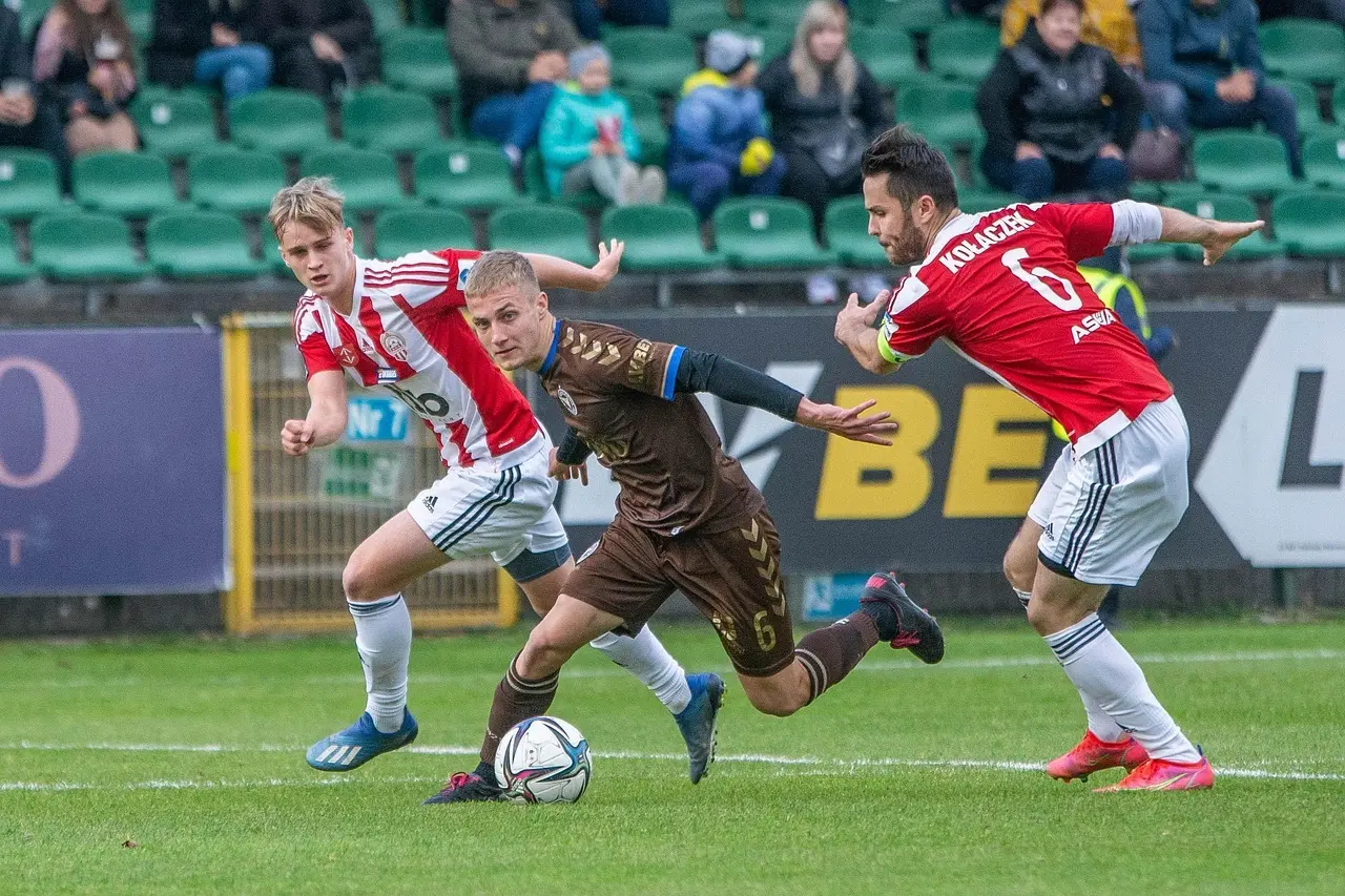 Allsvenskan runde 19: skarp effektivitet på udebane, målfattigt derby og dramatiske nuancer i slutminutterne