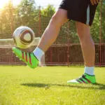 Ettan Norra runde 2: Udeholdene dominerede, røde kort prægede nøgleopgør, og sene scoringer afgjorde slagene